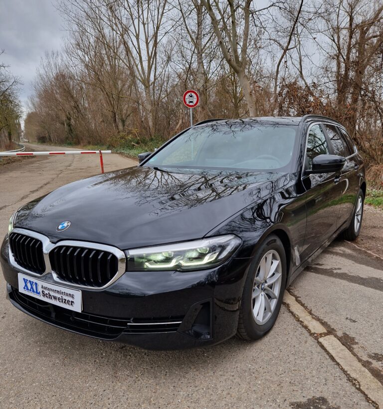 BMW 5er in Schwarz, Seitenansicht links, auf einer Straße