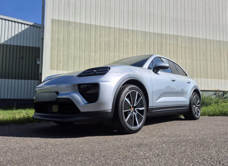 Porsche Macan in Silber, Frontansicht schräg links, auf einem Parkplatz