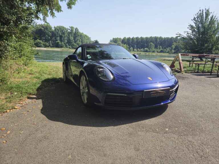Porsche 911 in Blau, Frontansicht schräg links, auf einer Landstraße