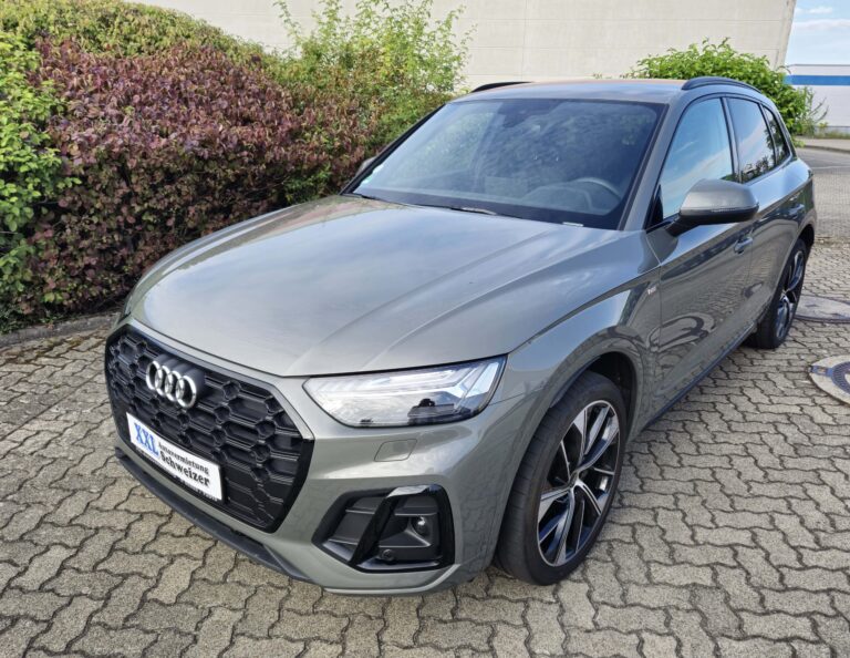 Audi Q5 in Grau, Frontansicht schräg links, auf einem Parkplatz