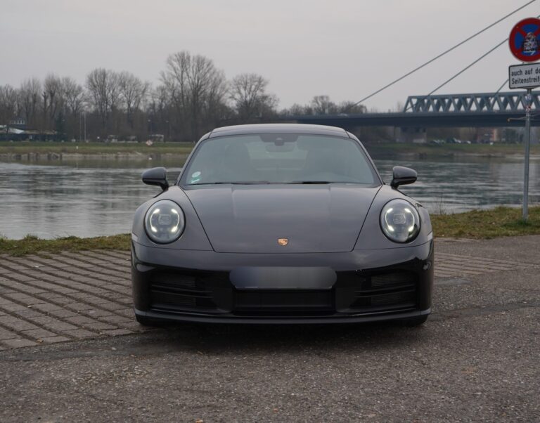 Porsche 911 in Schwarz, Heckansicht schräg rechts