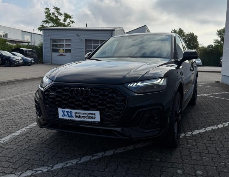 Audi Q5 in Schwarz, Seitenansicht rechts, auf einem Parkplatz