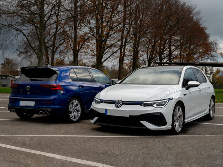 Volkswagen Golf in Blau, Seitenansicht links, auf einem Parkplatz