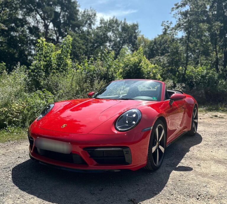 Porsche 911 in Rot, Frontansicht schräg links, vorne