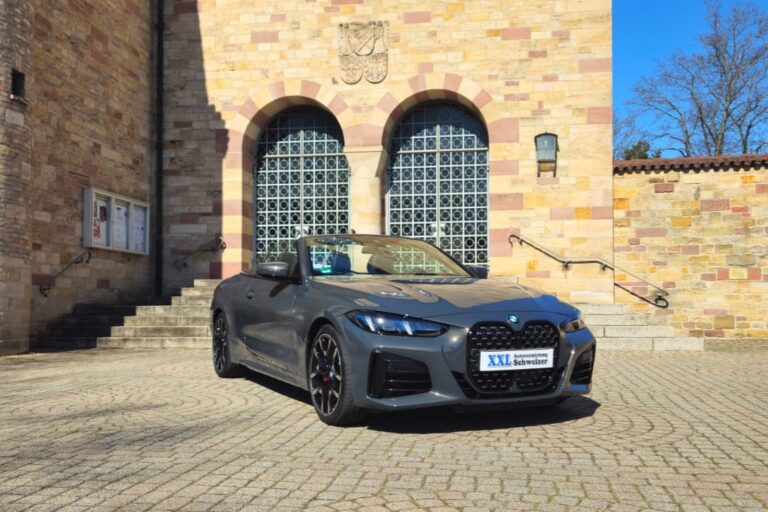 BMW 4er Cabriolet in Dunkelgrau, Seitenansicht links, vor einem Backsteingebäude