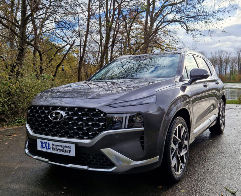BMW X5 in Dunkelgrau, Frontansicht schräg links, auf einem Parkplatz